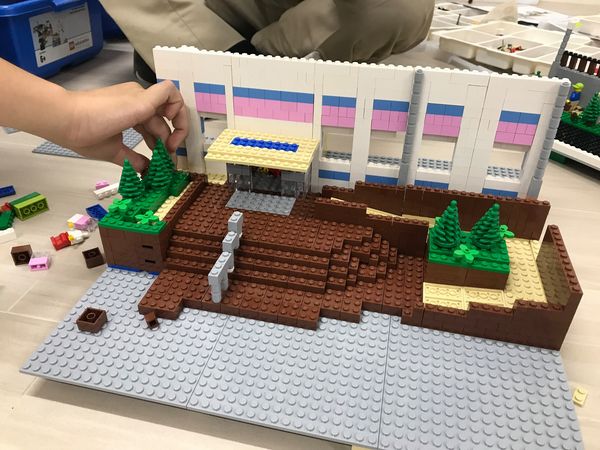 レゴ部　学校の模型を作成中。